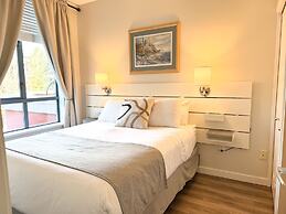 Alpenglow Lodge by MountainView