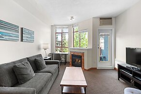 Alpenglow Lodge by MountainView