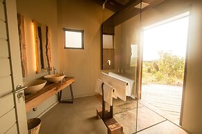 Rhino Ridge Safari Lodge