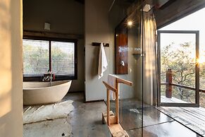 Rhino Ridge Safari Lodge