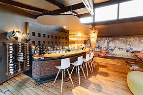 Rhino Ridge Safari Lodge