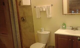 Eagle Crater Lake Inn