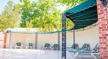 French Quarter Resort by Coolvacay