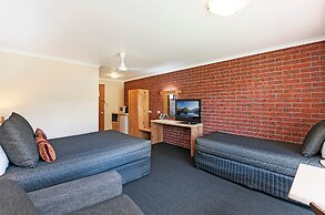 AAt 28 Goldsmith Motel