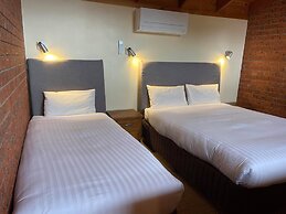 AAt 28 Goldsmith Motel