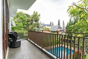 Breeze Blows City View 5 Br Heated Pool and a Billiard
