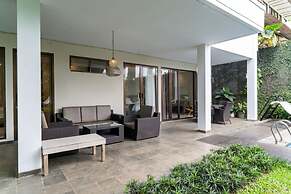 Breeze Blows City View 5 Br Heated Pool and a Billiard