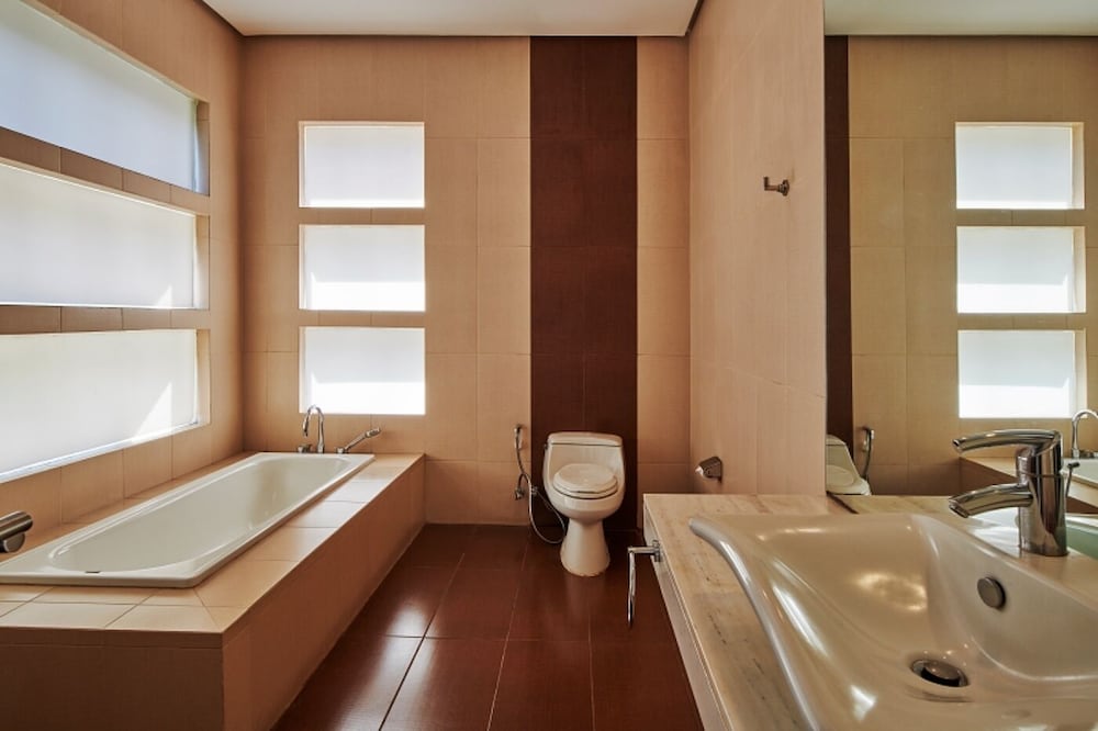Breeze Blows City View 5 Br Heated Pool and a Billiard