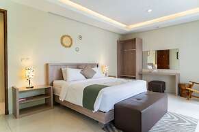 Breeze Blows City View 5 Br Heated Pool and a Billiard