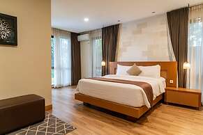 Breeze Blows City View 5 Br Heated Pool and a Billiard