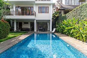 Breeze Blows City View 5 Br Heated Pool and a Billiard
