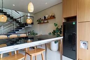 Breeze Blows City View 5 Br Heated Pool and a Billiard