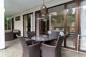 Breeze Blows City View 5 Br Heated Pool and a Billiard