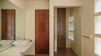 Breeze Blows City View 5 Br Heated Pool and a Billiard