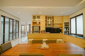 Ohara City View 5BR Villa with a Private Pool