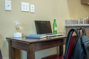 Texas Bungalows Hotel & Hotel Que at Lakeline Austin Cedar Park