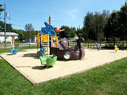 Tremblant les Eaux by Location ADP Tremblant