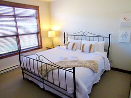 Tremblant les Eaux by Location ADP Tremblant