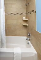 Commander Beach House Hotel