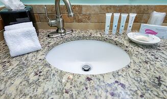 Commander Beach House Hotel