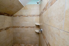 Commander Beach House Hotel