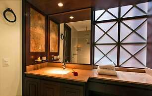 Parc Royale Suites Hotel