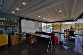 Cliffside Luxury Inn