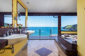 Cliffside Luxury Inn