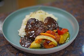 Cliffside Luxury Inn