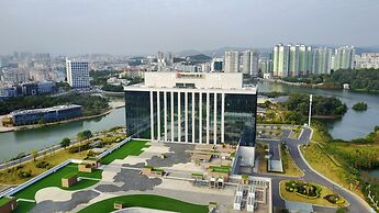HUALUXE Hotels & Resorts Yangjiang City Center, an IHG Hotel