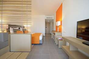 Hotel Oasis Salinas Sea