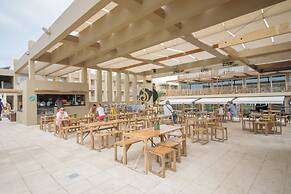 Hotel Oasis Salinas Sea