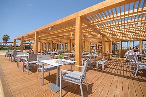 Hotel Oasis Salinas Sea