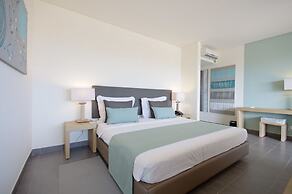 Hotel Oasis Salinas Sea