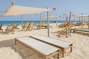 Hotel Oasis Salinas Sea