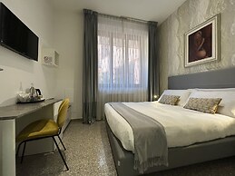 Monza City Rooms & Studios