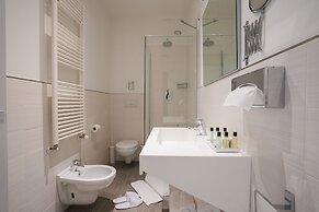 Monza City Rooms & Studios