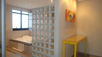 Mondrian Suite Hotel