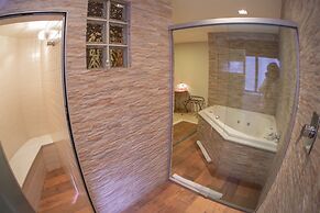 Mondrian Suite Hotel