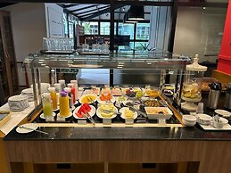 Mondrian Suite Hotel