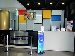 Mondrian Suite Hotel