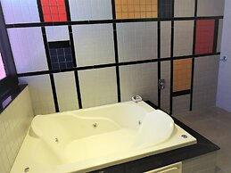 Mondrian Suite Hotel