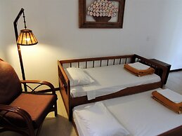 Mondrian Suite Hotel