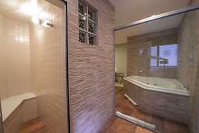 Mondrian Suite Hotel