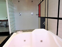 Mondrian Suite Hotel