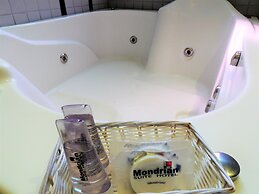 Mondrian Suite Hotel