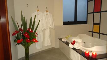 Mondrian Suite Hotel