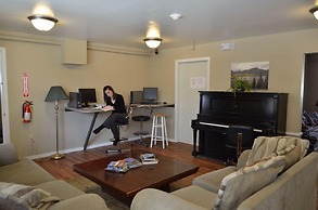 Bent Prop Inn & Hostel Downtown