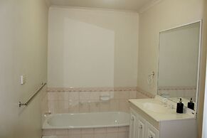 Australian Home Away Ringwood at Bardia