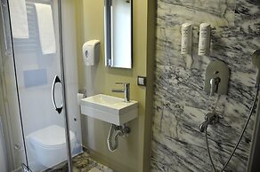 Juliet Rooms & Kitchen